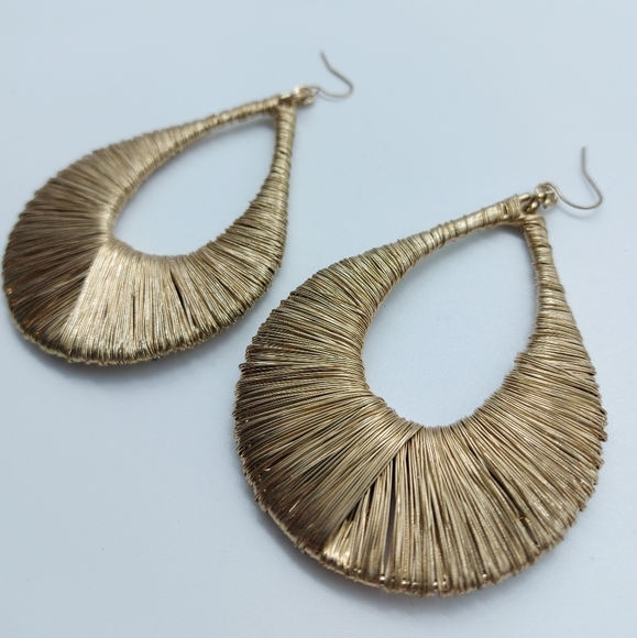 Gold wire tear drop earrings - Picture 1 of 3